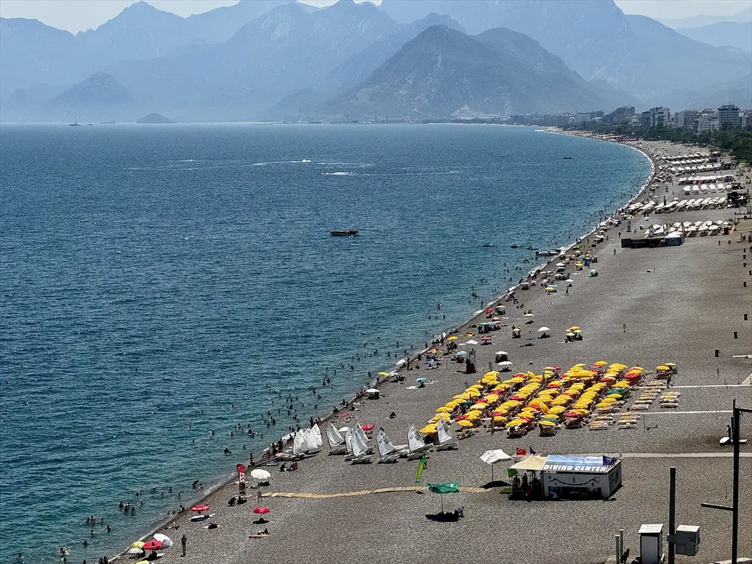 Antalya Beaches Packed as Temperatures Hit 38°C, Tourists Flock