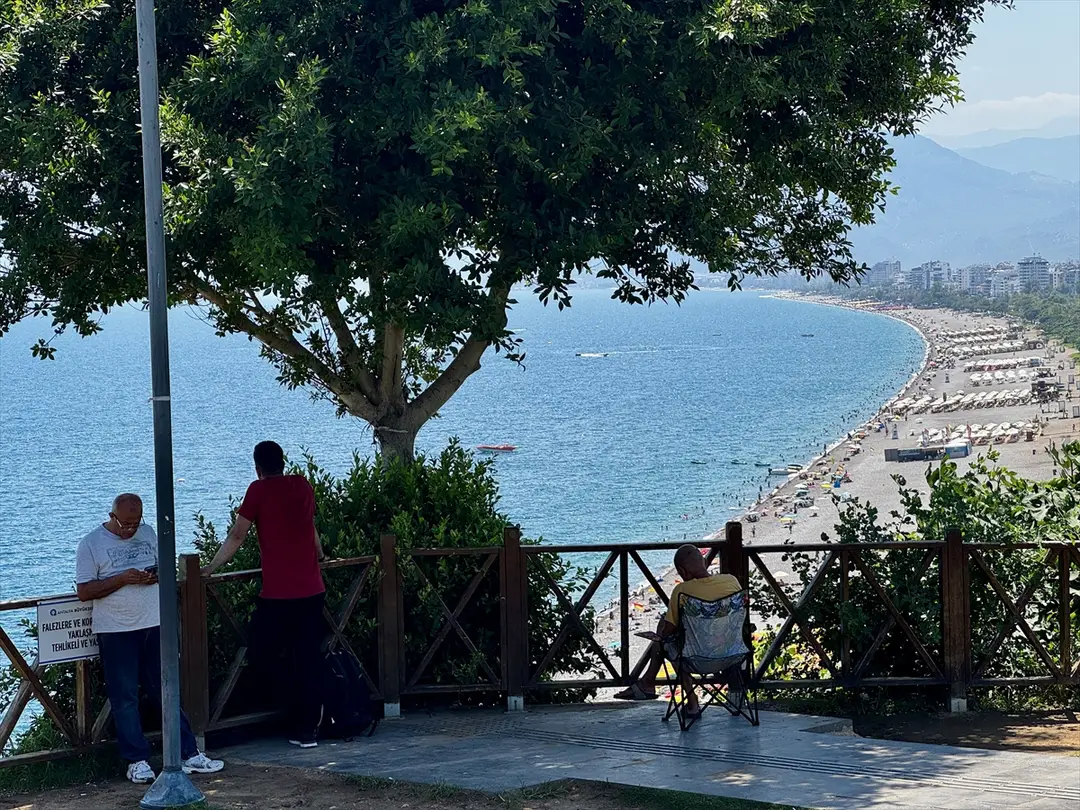 Antalya Beaches Packed as Temperatures Hit 38°C, Tourists Flock