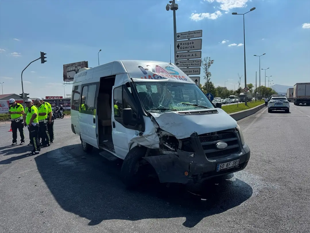 Kayseri crash: Passenger minibus and car collide, 8 injured