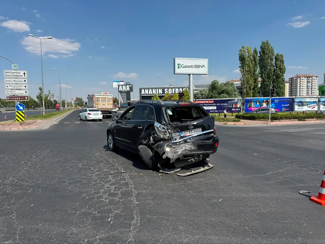 Kayseri crash: Passenger minibus and car collide, 8 injured
