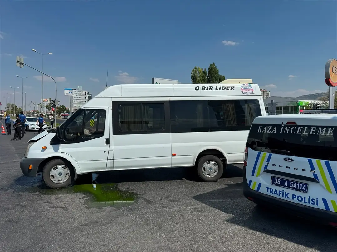 Kayseri crash: Passenger minibus and car collide, 8 injured