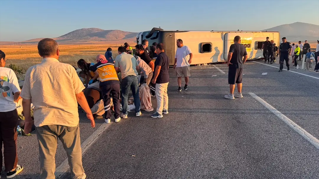 Kütahya'da yolcu otobüsünün bariyerlere çarpıp devrildiği kazada 31 kişi yaralandı