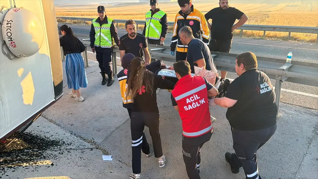 Kütahya'da yolcu otobüsünün bariyerlere çarpıp devrildiği kazada 31 kişi yaralandı