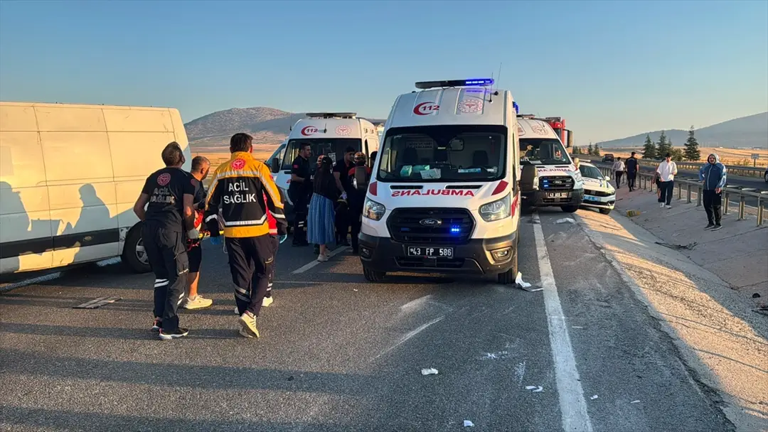 Kütahya'da yolcu otobüsünün bariyerlere çarpıp devrildiği kazada 31 kişi yaralandı