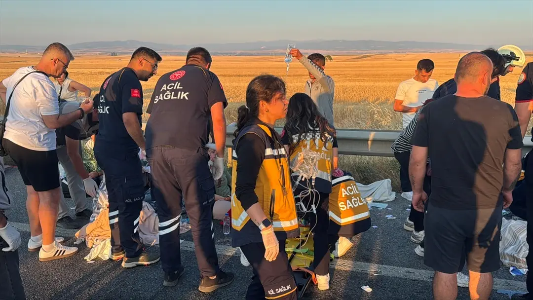 Kütahya'da yolcu otobüsünün bariyerlere çarpıp devrildiği kazada 31 kişi yaralandı