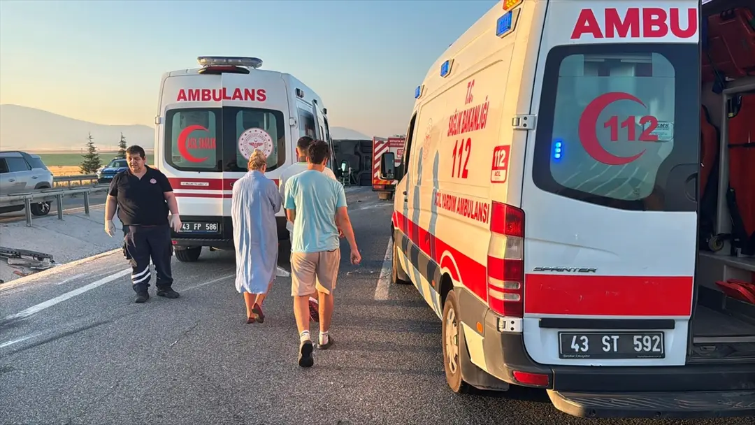 Kütahya'da yolcu otobüsünün bariyerlere çarpıp devrildiği kazada 31 kişi yaralandı