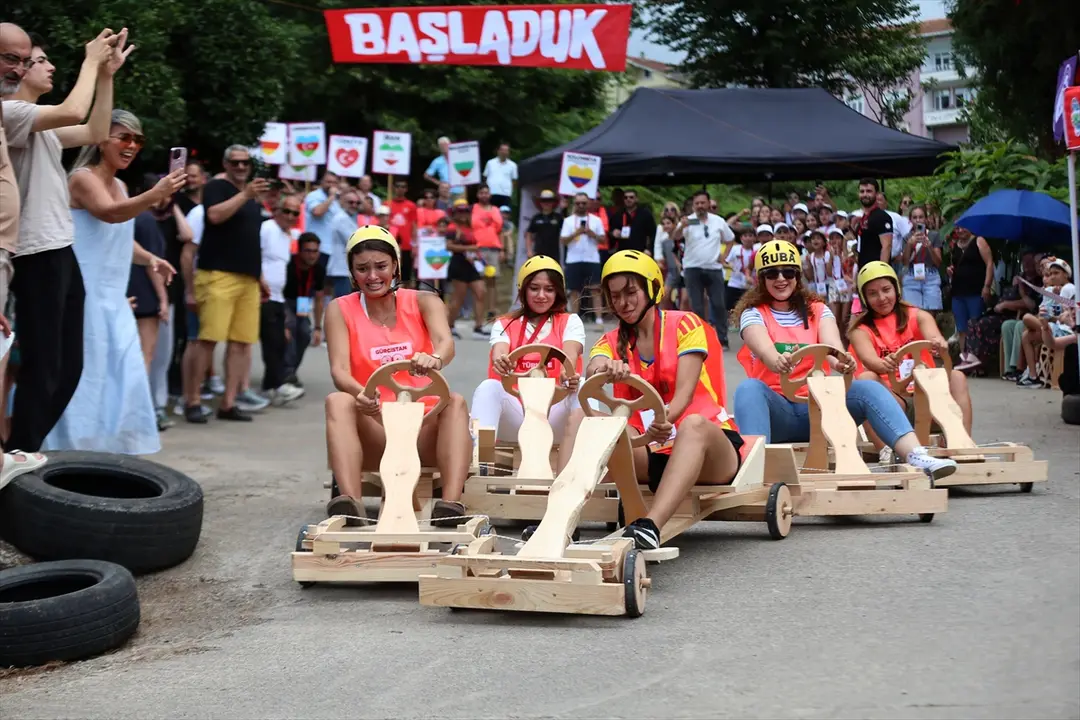 Internationales Holzauto-Rennen in Rize: Türkei siegt