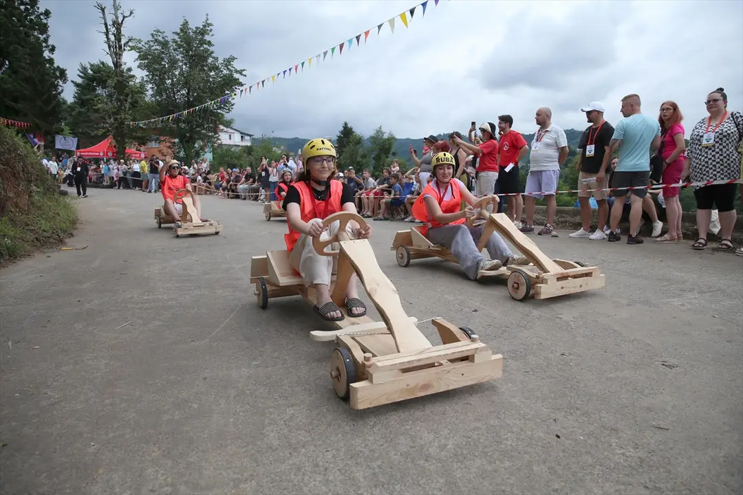Internationales Holzauto-Rennen in Rize: Türkei siegt
