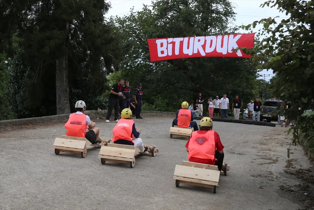 Internationales Holzauto-Rennen in Rize: Türkei siegt