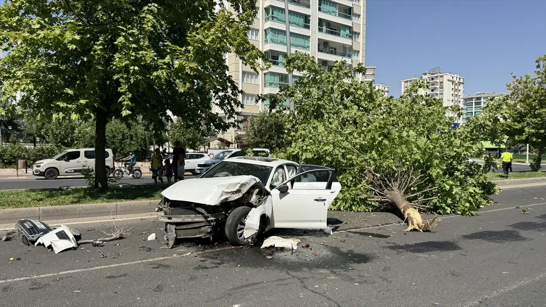 Verkehrsunfall in Diyarbakır: Auto überschlägt sich, 2 Verletzte