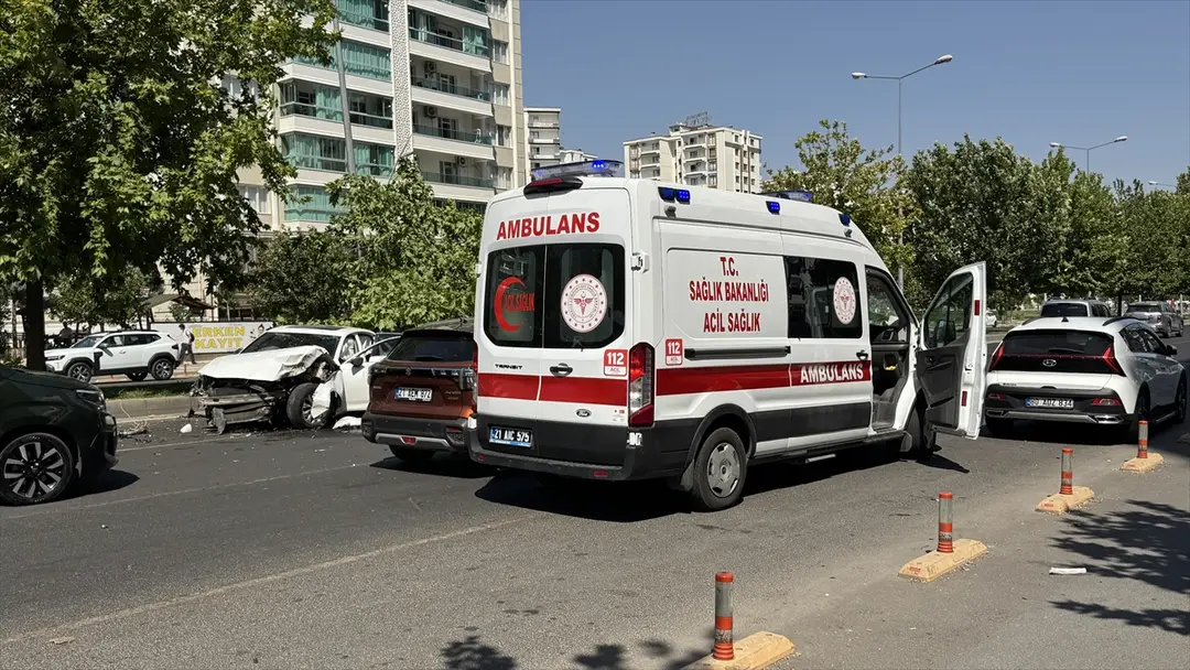 Verkehrsunfall in Diyarbakır: Auto überschlägt sich, 2 Verletzte