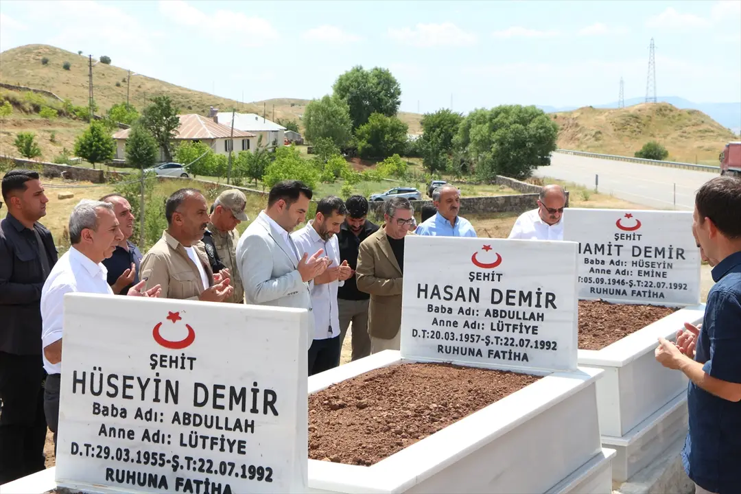 Bingöl: 3 von PKK ermordete Brüder an ihren Gräbern geehrt