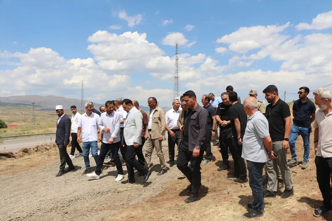 Bingöl: 3 von PKK ermordete Brüder an ihren Gräbern geehrt