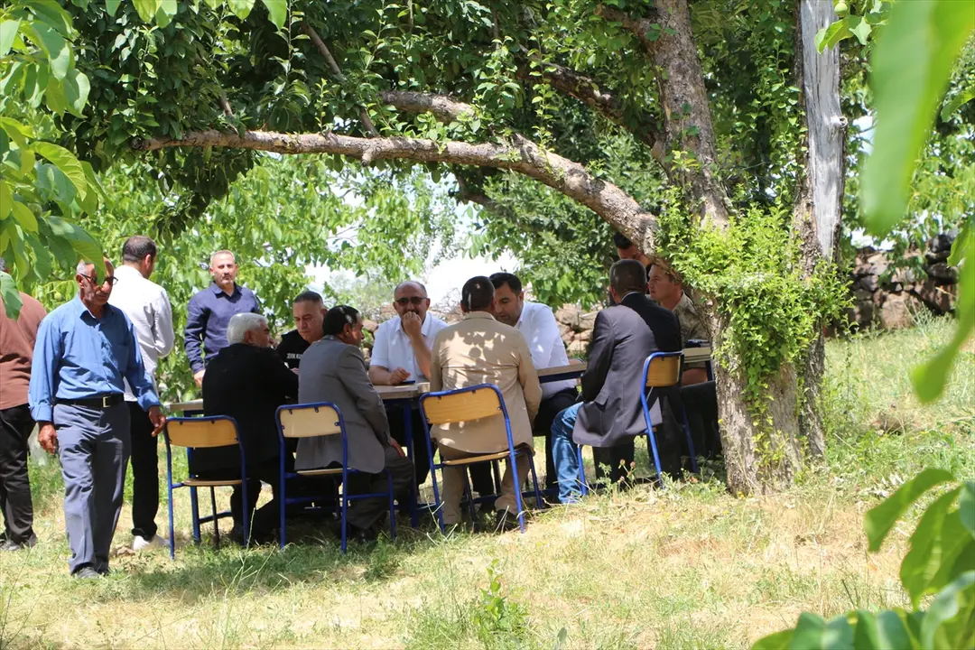 Bingöl: 3 von PKK ermordete Brüder an ihren Gräbern geehrt
