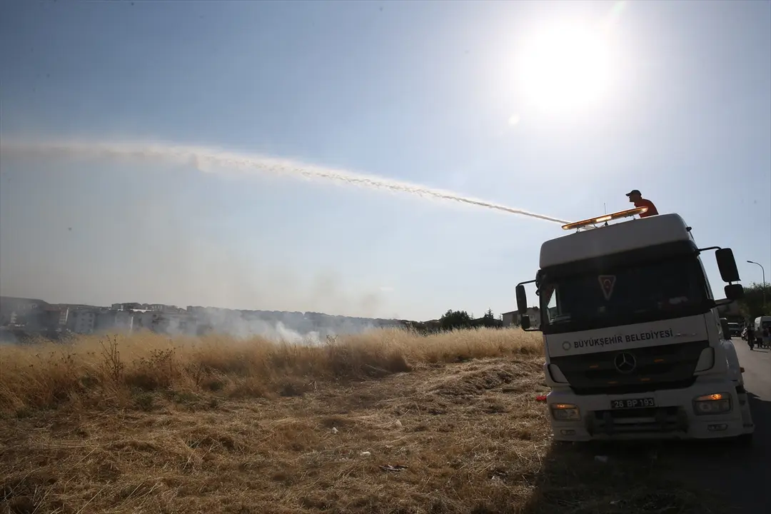 Eskişehir: Graslandbrand vor Häusern gelöscht