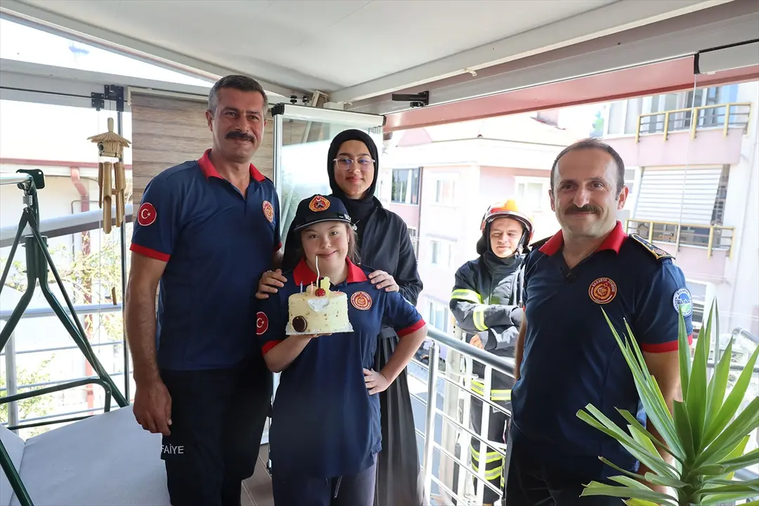 Feuerwehr überrascht Nihal Su Ekin mit Down-Syndrom zum Geburtstag