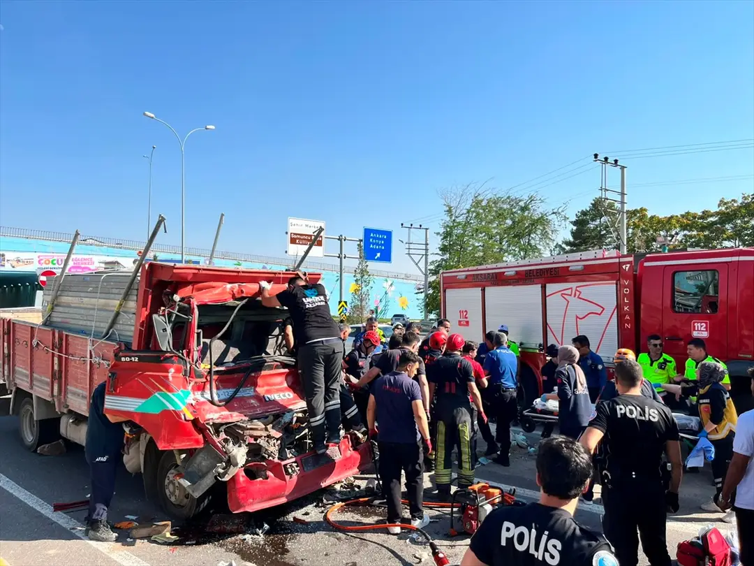 Aksaray: Kleintransporter prallt gegen Baggerlader – zwei Schwerverletzte