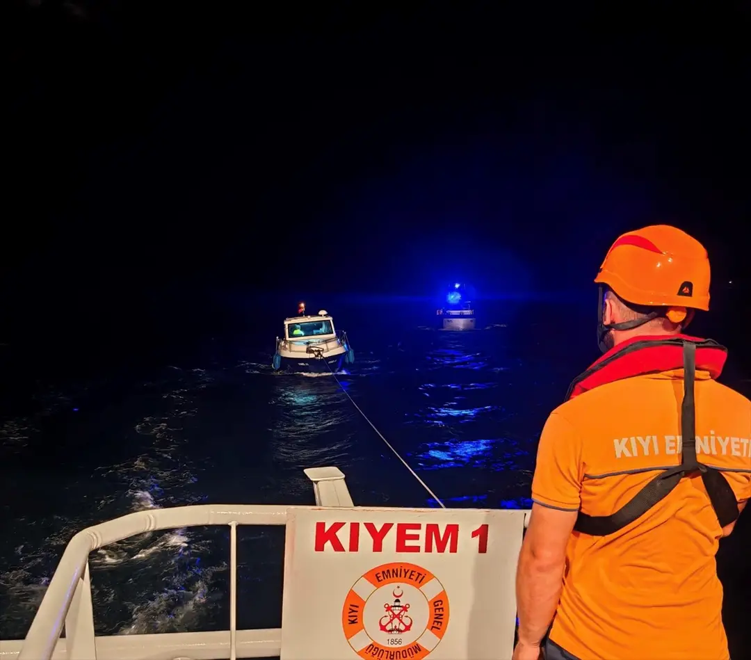 Çanakkale Boğazı'nda arızalanan tekne ekiplerce kurtarıldı