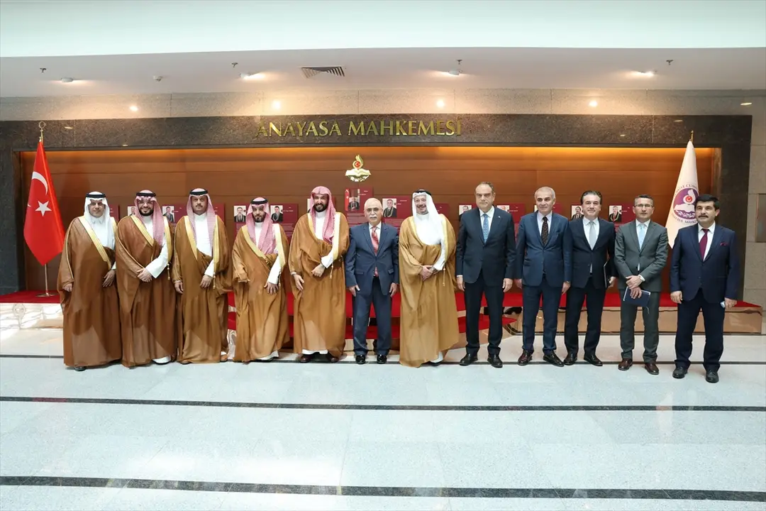 AYM-Präsident Özkaya: Justizzusammenarbeit mit saudischem Minister erörtert
