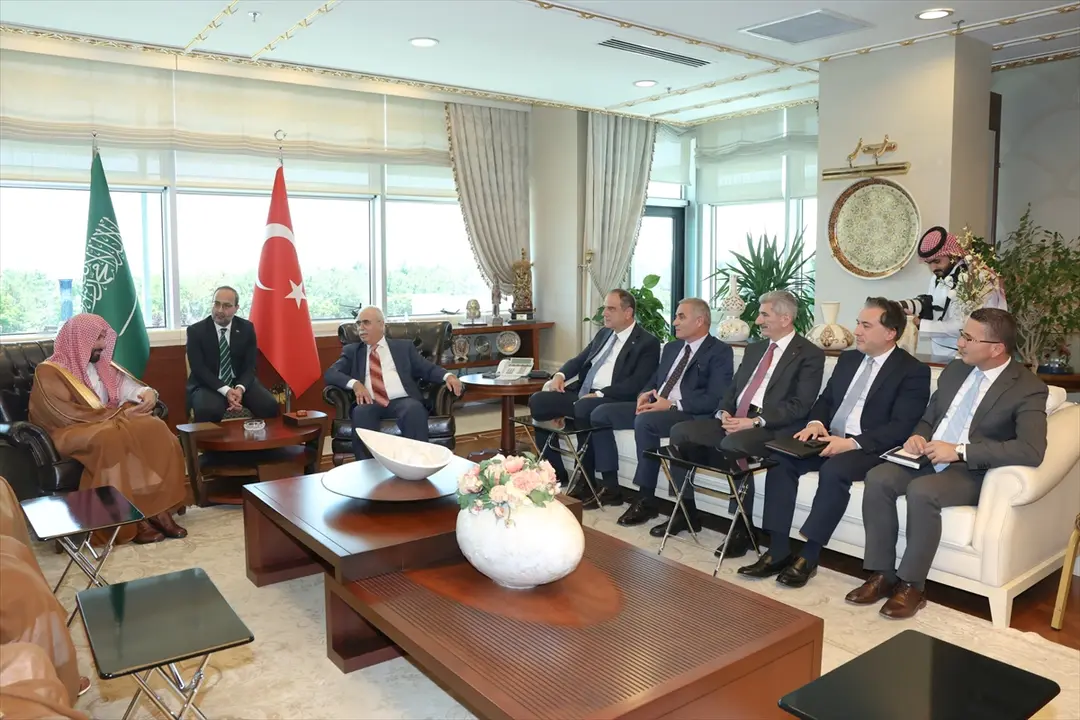 AYM-Präsident Özkaya: Justizzusammenarbeit mit saudischem Minister erörtert
