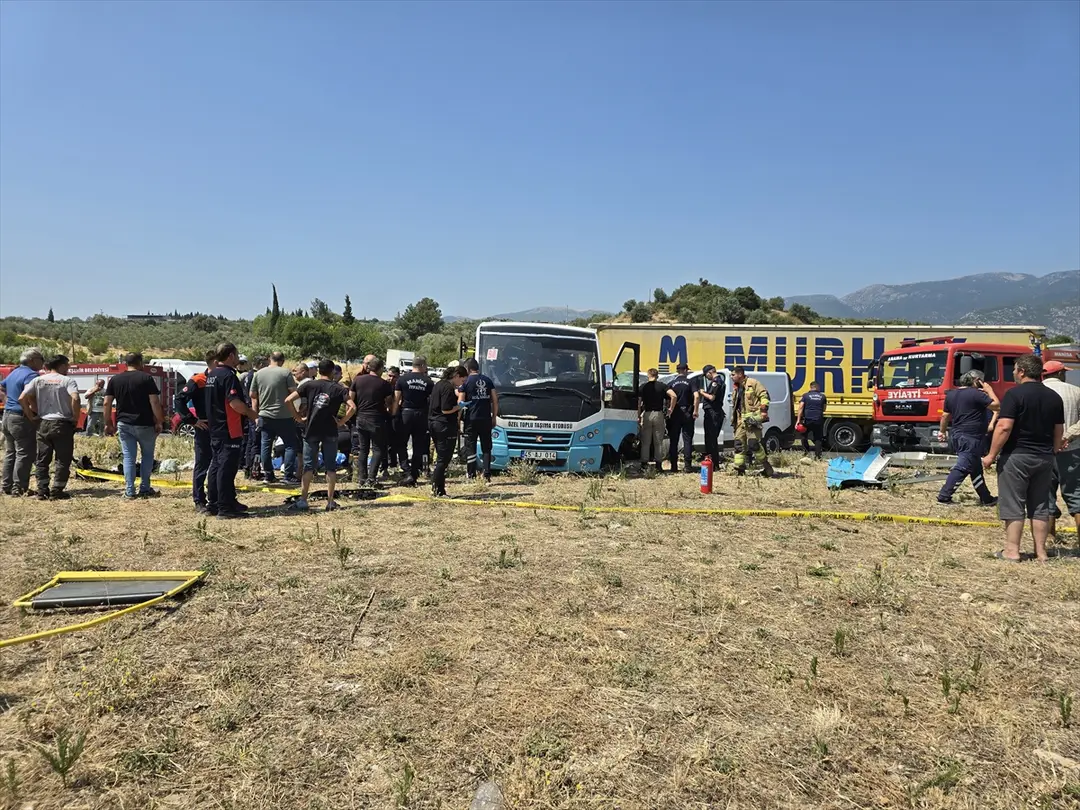 Manisa Horror Crash: Minibus, Panel Van Collide, 1 Dead, 10 Injured