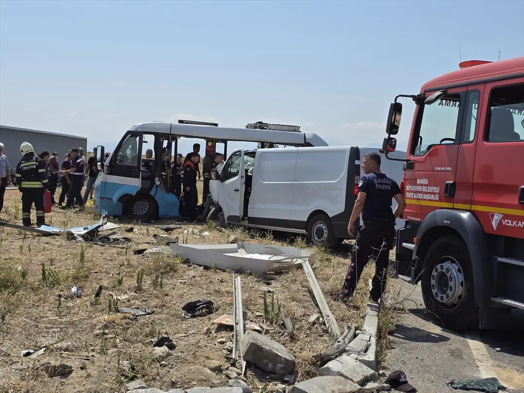 Manisa Horror Crash: Minibus, Panel Van Collide, 1 Dead, 10 Injured