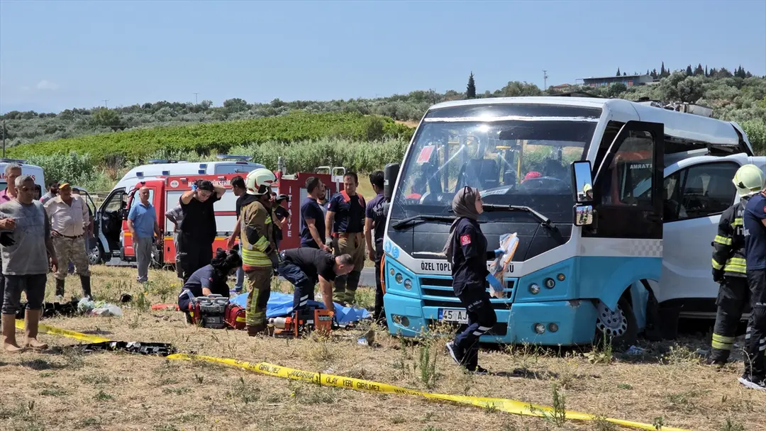 Manisa Horror Crash: Minibus, Panel Van Collide, 1 Dead, 10 Injured