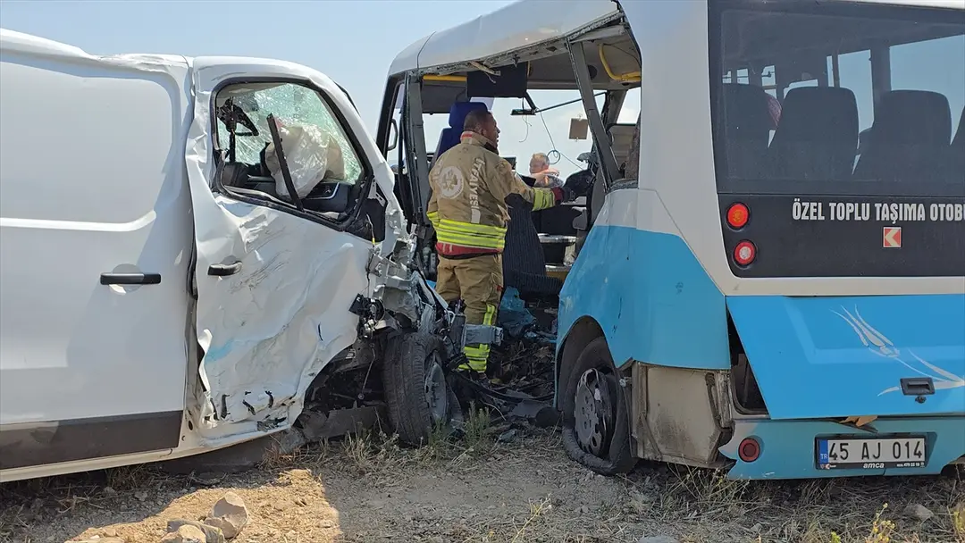 Manisa Horror Crash: Minibus, Panel Van Collide, 1 Dead, 10 Injured