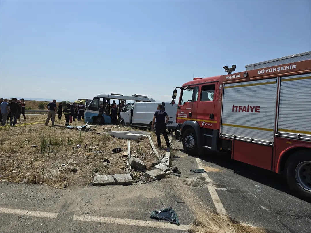 Manisa Horror Crash: Minibus, Panel Van Collide, 1 Dead, 10 Injured