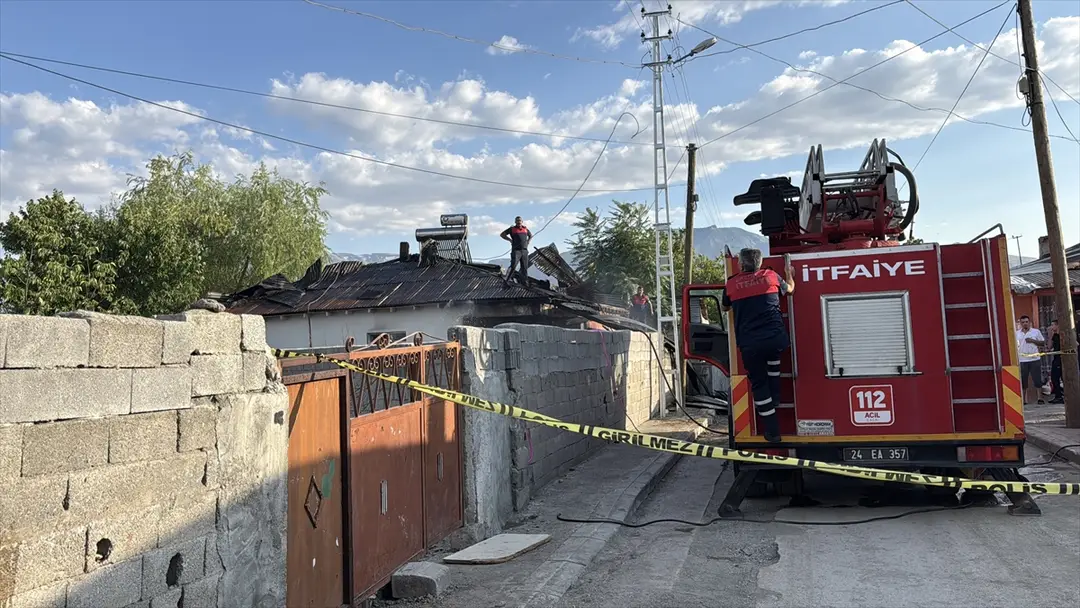Brand in Erzincan: Dach eines Einfamilienhauses in einer Stunde gelöscht