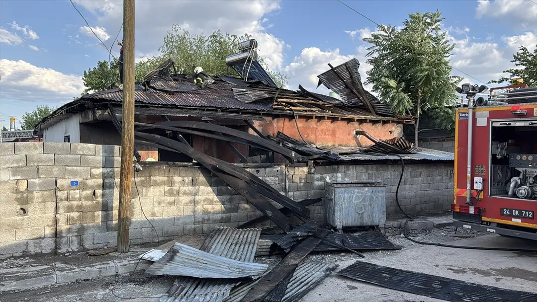 Brand in Erzincan: Dach eines Einfamilienhauses in einer Stunde gelöscht