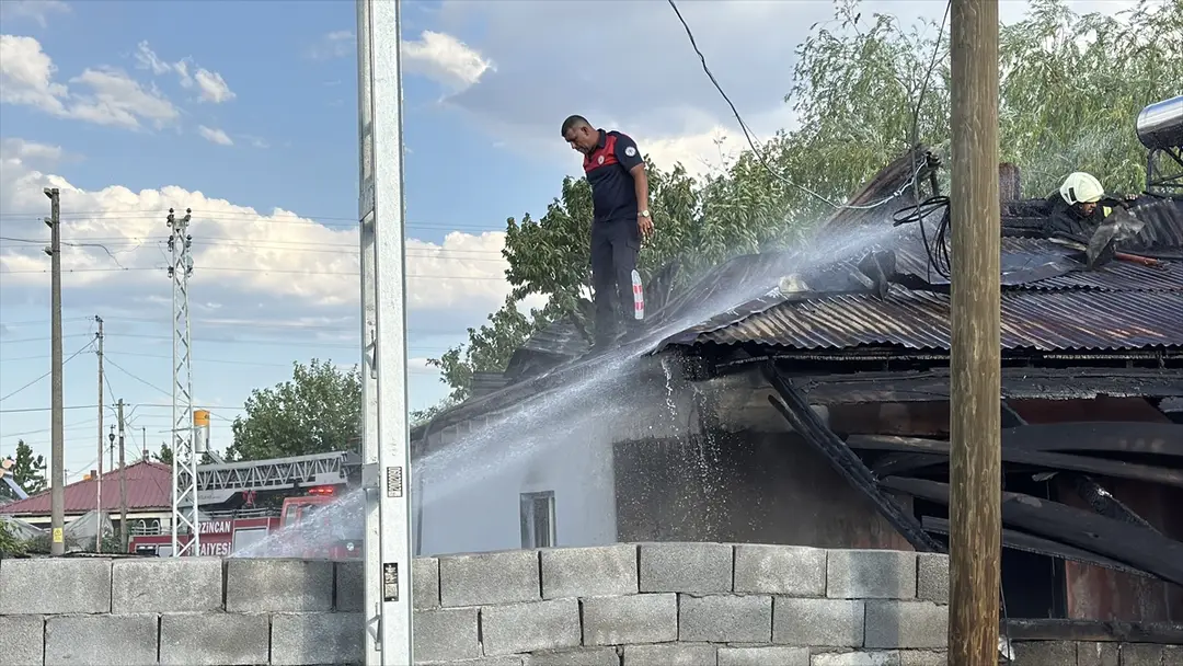 Brand in Erzincan: Dach eines Einfamilienhauses in einer Stunde gelöscht