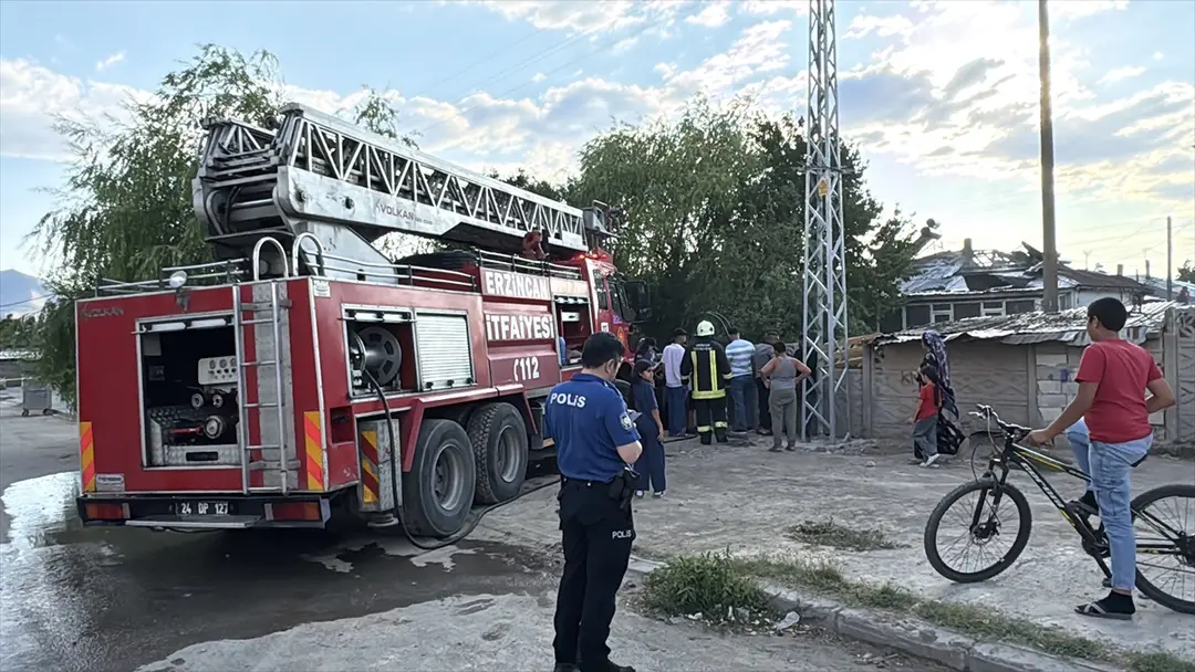 Brand in Erzincan: Dach eines Einfamilienhauses in einer Stunde gelöscht