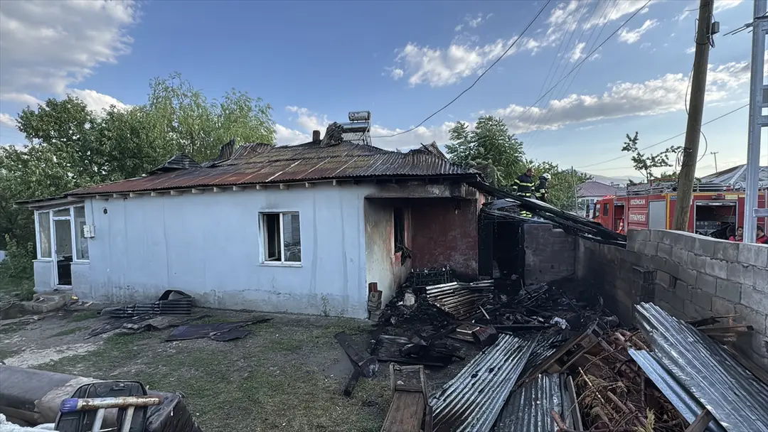 Brand in Erzincan: Dach eines Einfamilienhauses in einer Stunde gelöscht