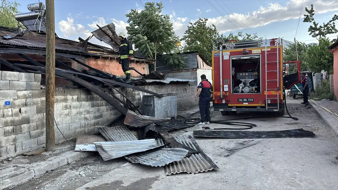 Brand in Erzincan: Dach eines Einfamilienhauses in einer Stunde gelöscht
