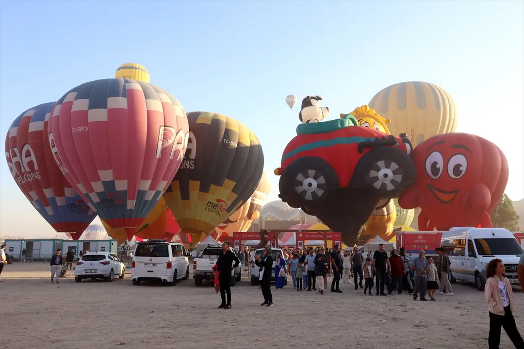 Kappadokien Ballonfestival: Motivballons färben den Himmel