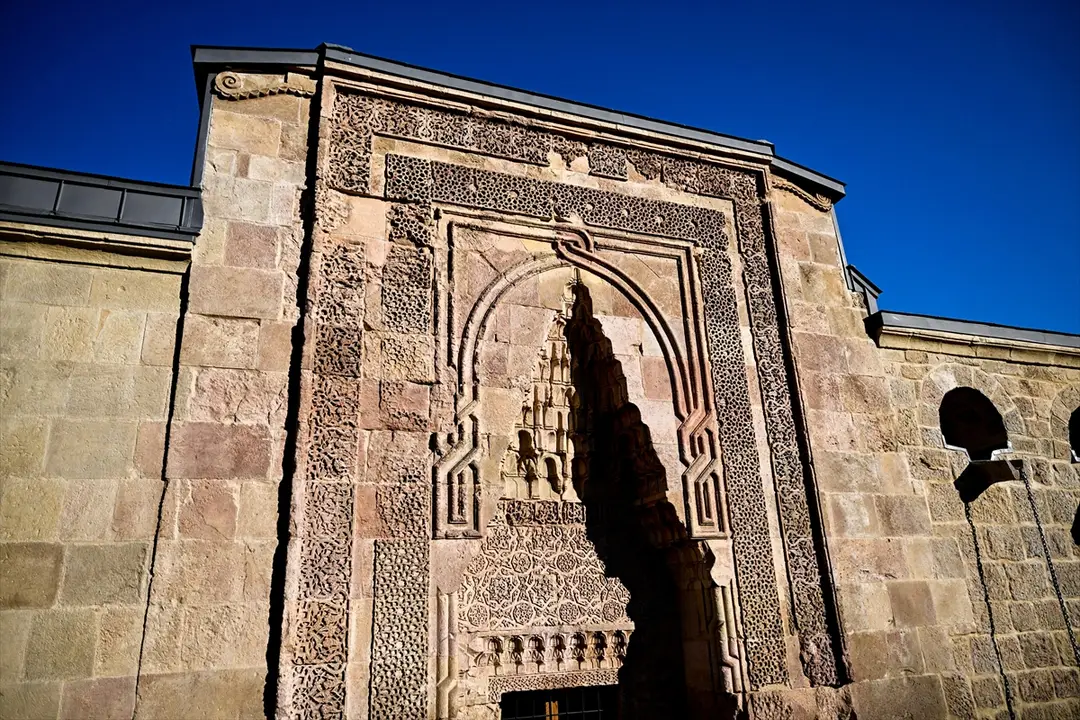 Divriği Ulu Camii: Taş kapılarda yüzyıllık gölge silüetleri