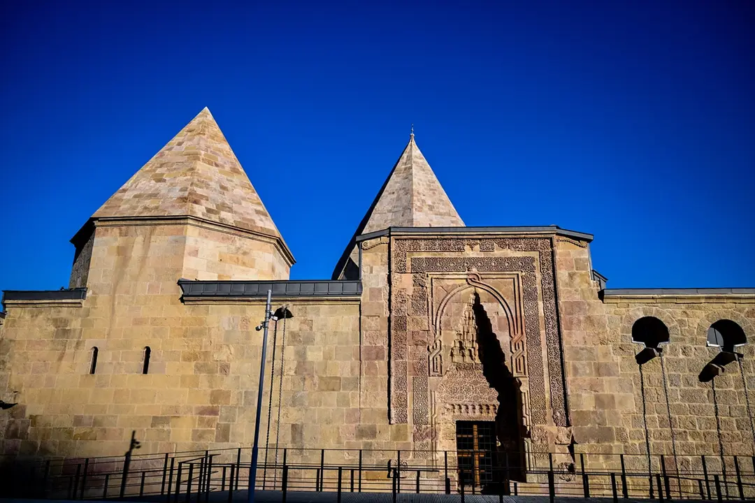 Divriği Ulu Camii: Taş kapılarda yüzyıllık gölge silüetleri