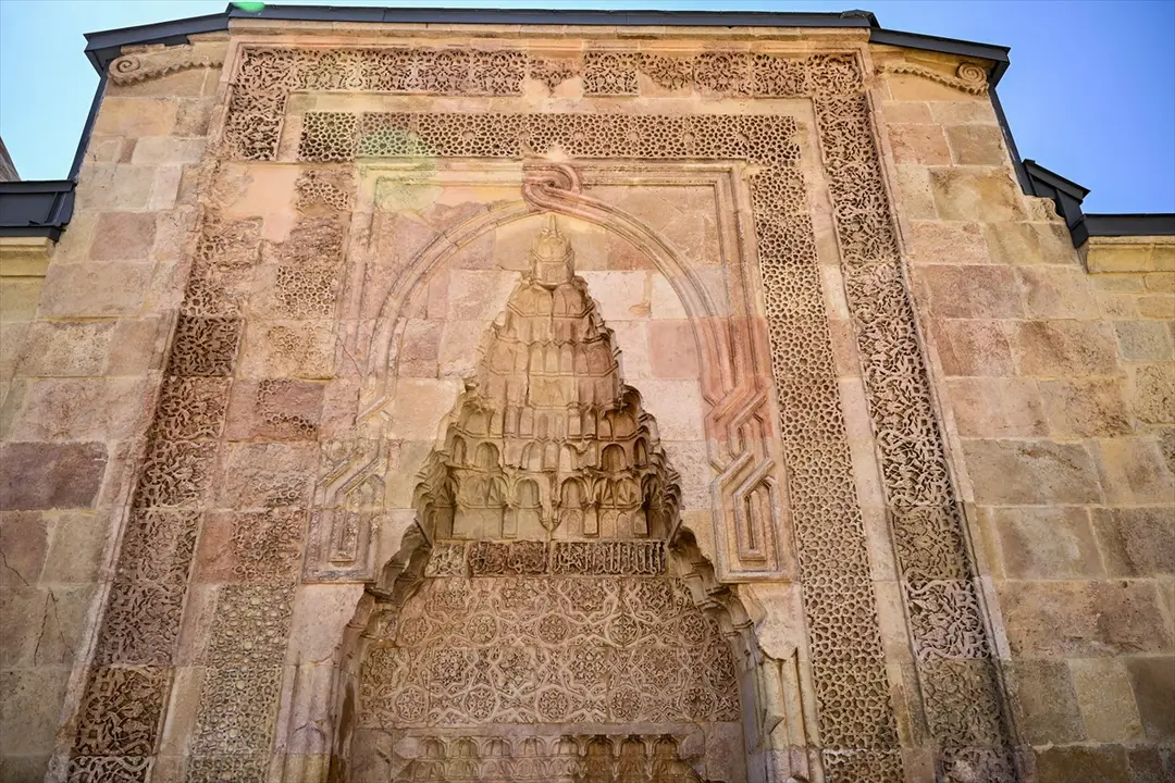 Divriği Ulu Camii: Taş kapılarda yüzyıllık gölge silüetleri