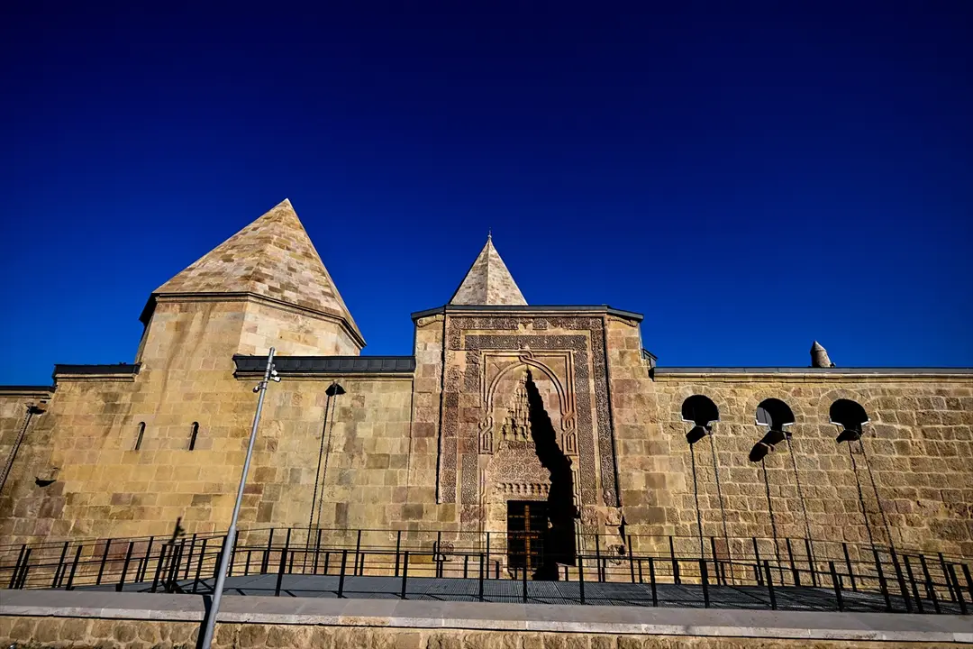 Divriği Ulu Camii: Taş kapılarda yüzyıllık gölge silüetleri