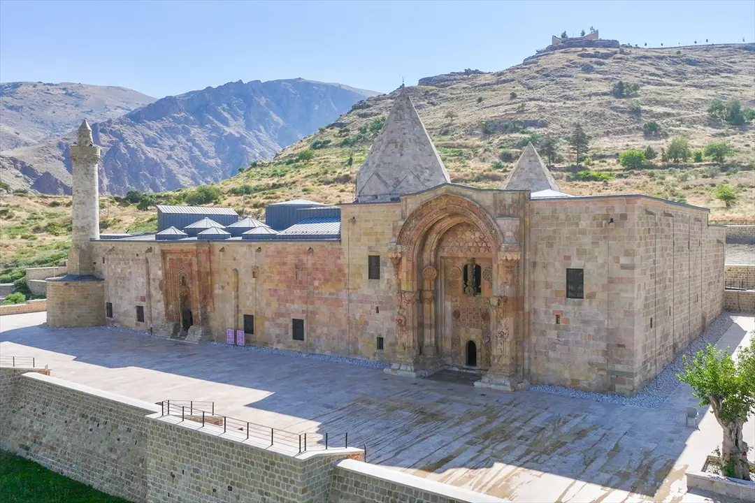 Divriği Ulu Camii: Taş kapılarda yüzyıllık gölge silüetleri