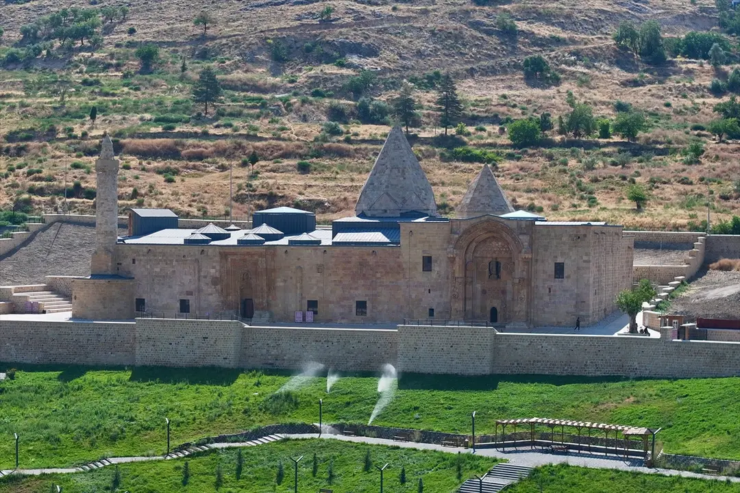 Divriği Ulu Camii: Taş kapılarda yüzyıllık gölge silüetleri