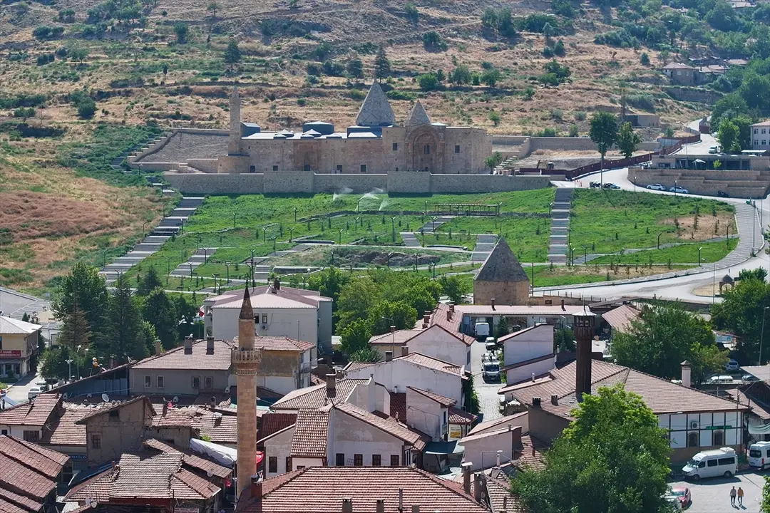 Divriği Ulu Camii: Taş kapılarda yüzyıllık gölge silüetleri