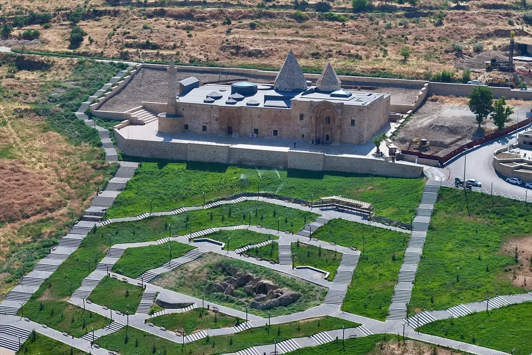 Divriği Ulu Camii: Taş kapılarda yüzyıllık gölge silüetleri
