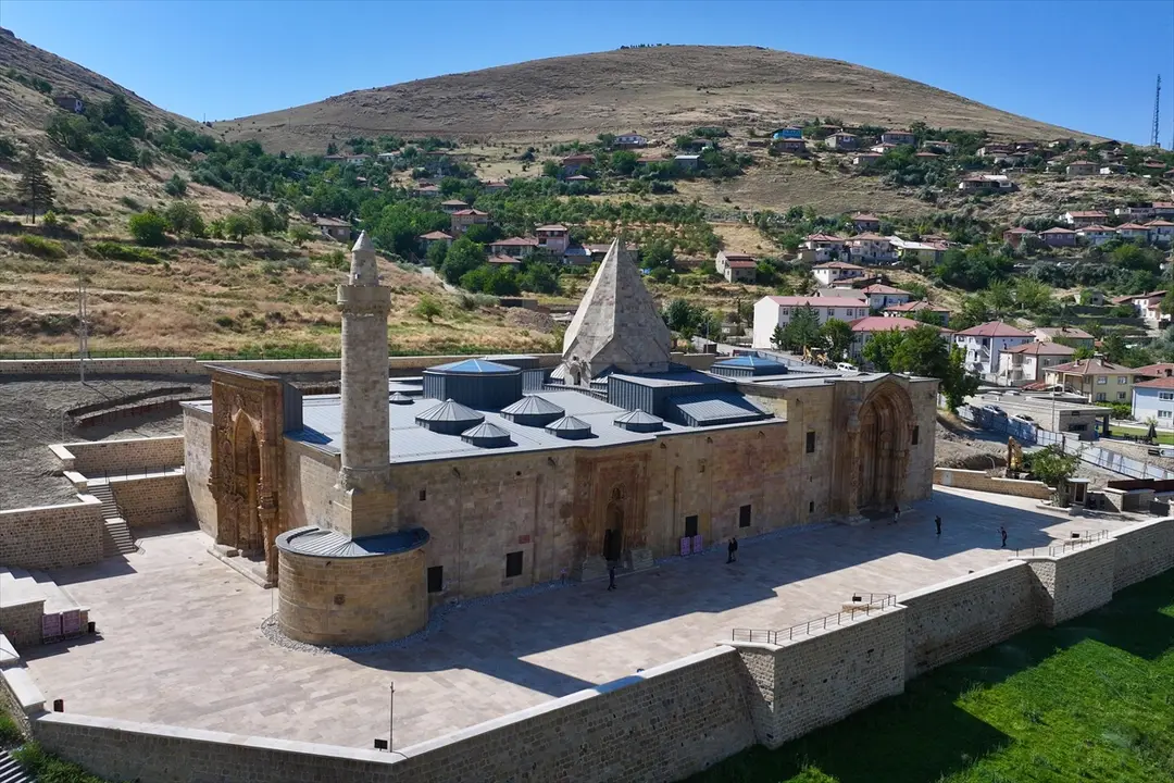 Divriği Ulu Camii: Taş kapılarda yüzyıllık gölge silüetleri