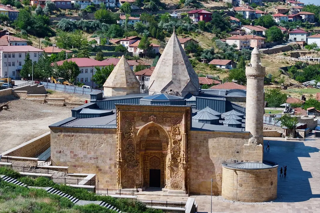 Divriği Ulu Camii: Taş kapılarda yüzyıllık gölge silüetleri