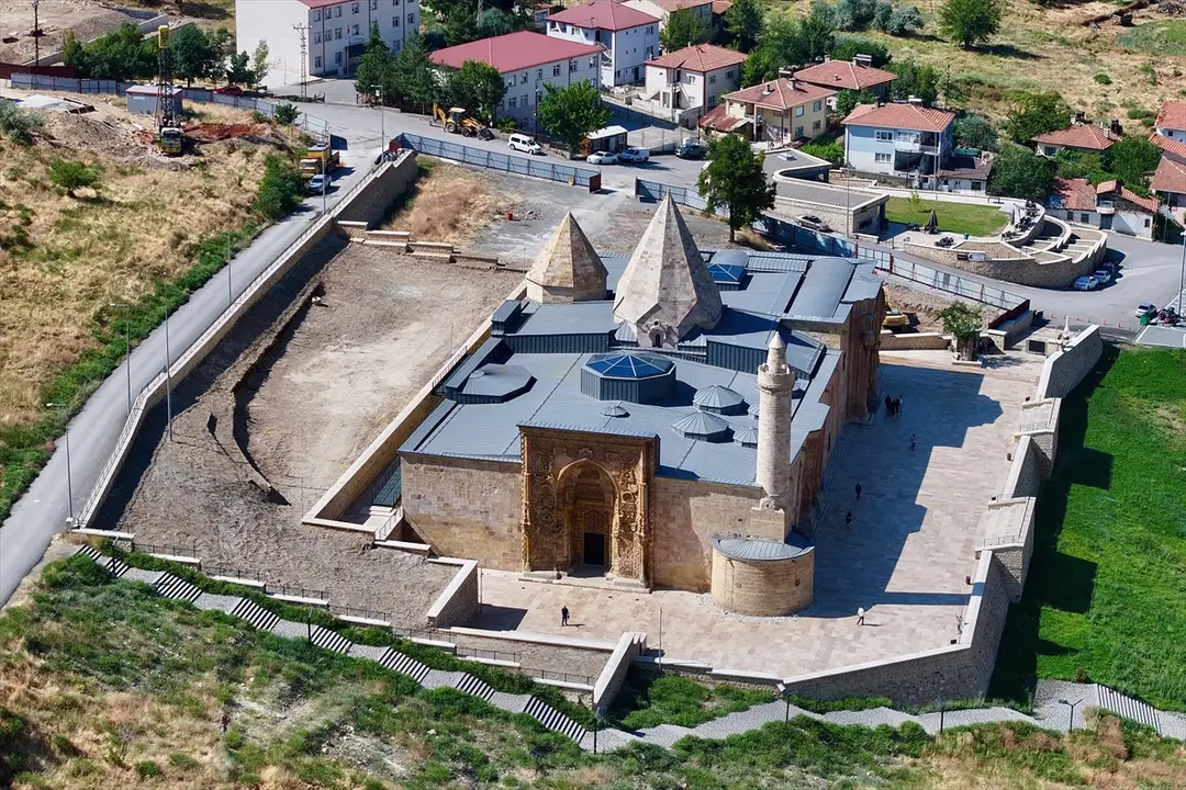 Divriği Ulu Camii: Taş kapılarda yüzyıllık gölge silüetleri