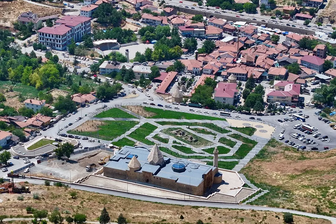 Divriği Ulu Camii: Taş kapılarda yüzyıllık gölge silüetleri