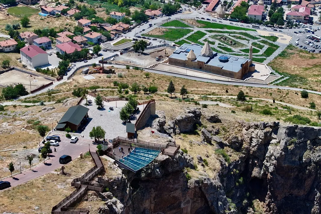 Divriği Ulu Camii: Taş kapılarda yüzyıllık gölge silüetleri