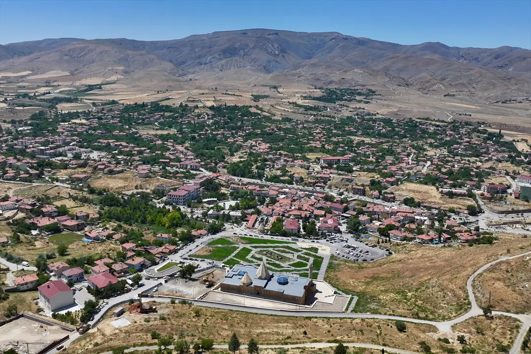 Divriği Ulu Camii: Taş kapılarda yüzyıllık gölge silüetleri